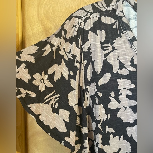 NWOT Maurices Plus Size 24/7 Waverly Floral Flutter Sleeve Tee XXL - Picture 5 of 6